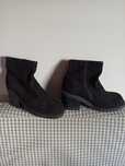 Botas pretas de tacão