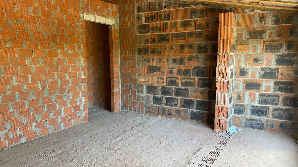 Продається 4-кімнатна квартира в новому малоквартирному будинку.