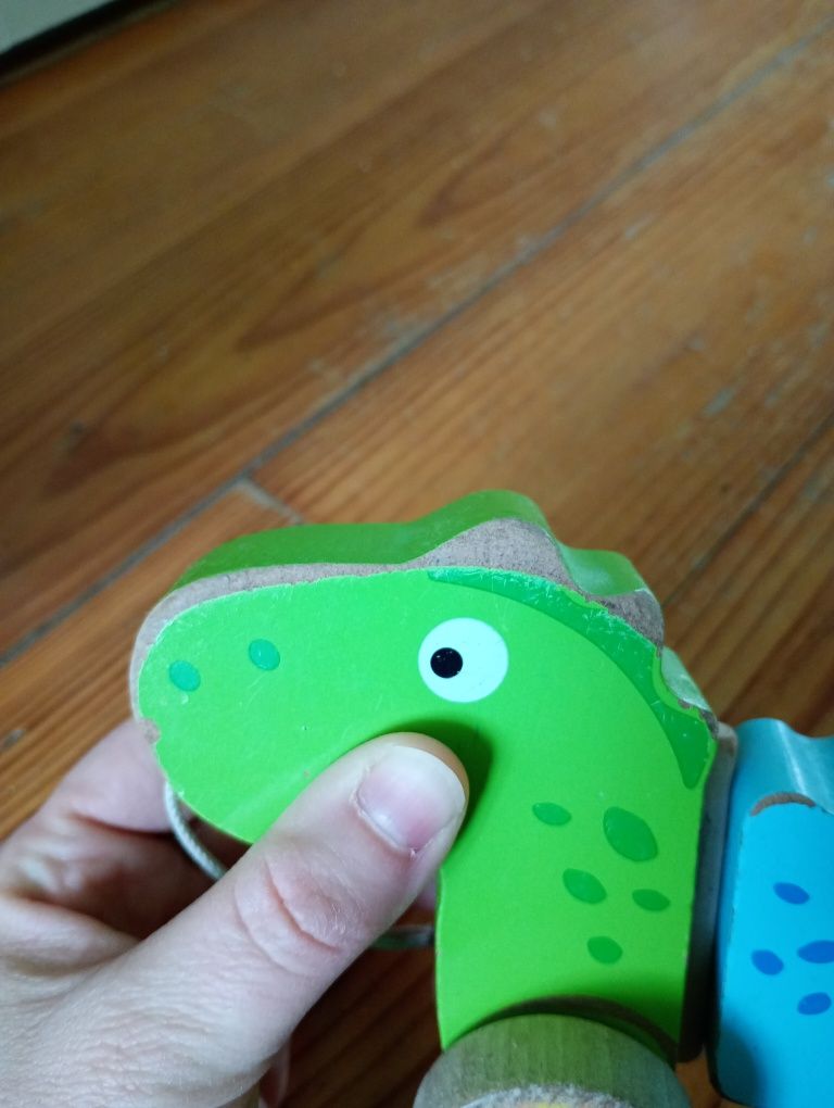 Drewniany dinozaur na sznurku