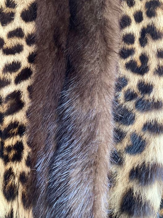 Casaco vintage em pele de leopardo com gola e acabamentos em vison