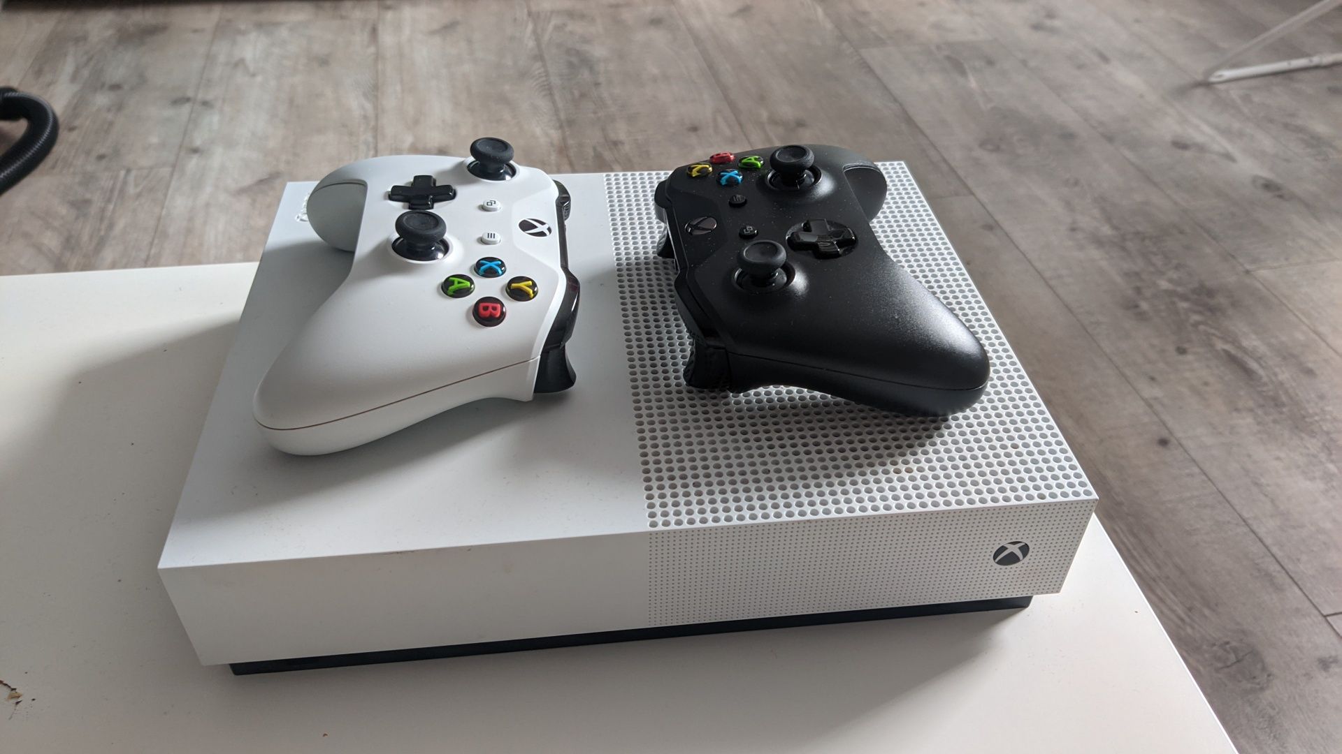 Xbox one S 1TB DWA PADY!!!