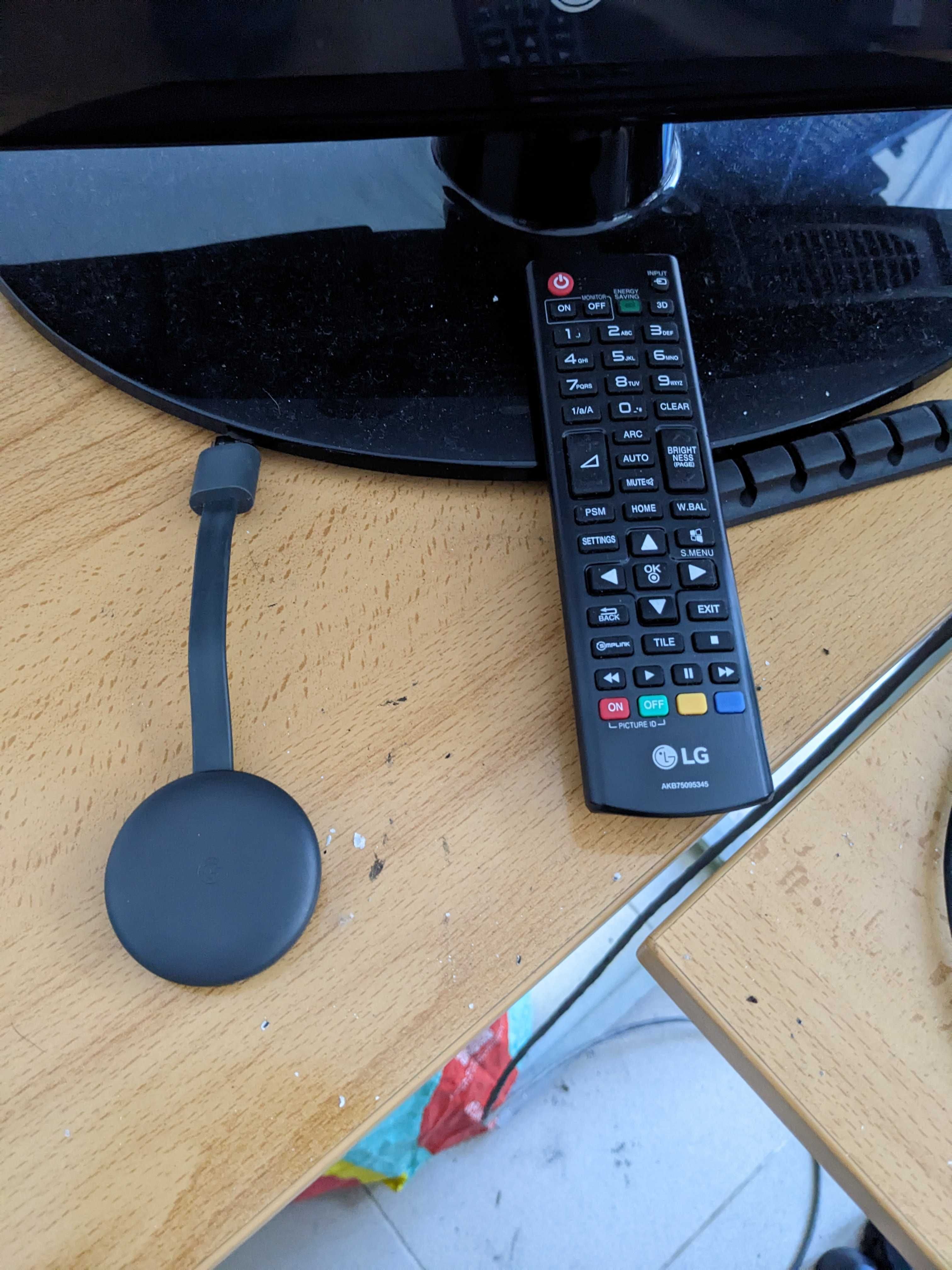 Televisão LG com comando e acessórios