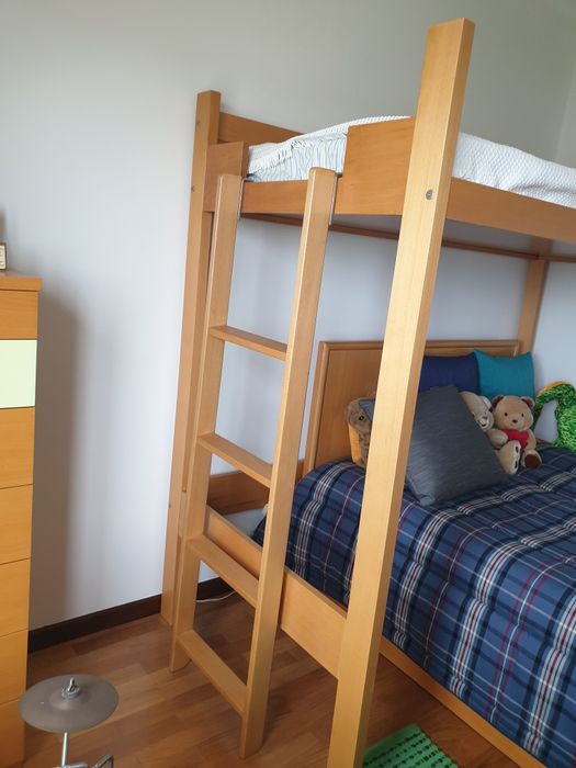 Cama alta tipo beliche