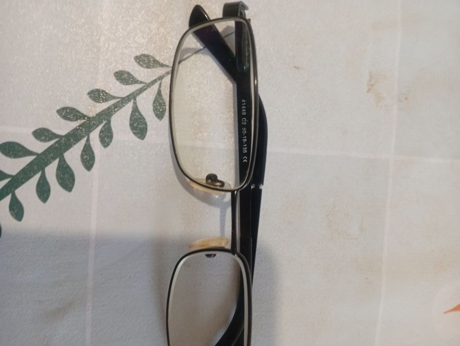 Armação de óculos com aro preto