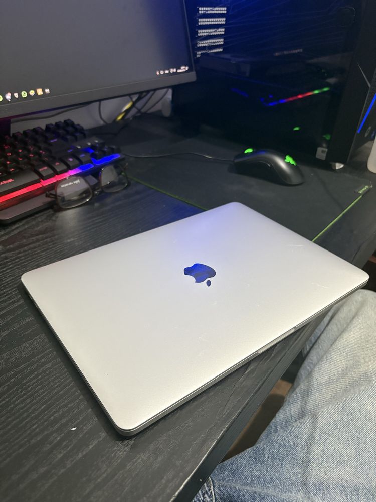 MacBook Pro 2019 - 13” Touch Bar - 16GB RAM / 256GB SSD (ecrã partido)