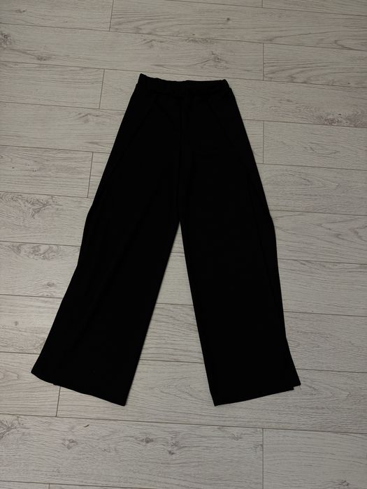Черные штаны-палаццо с разрезами