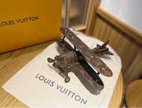Інтерʼєрна прикраса у формі літака від Louis Vuitton