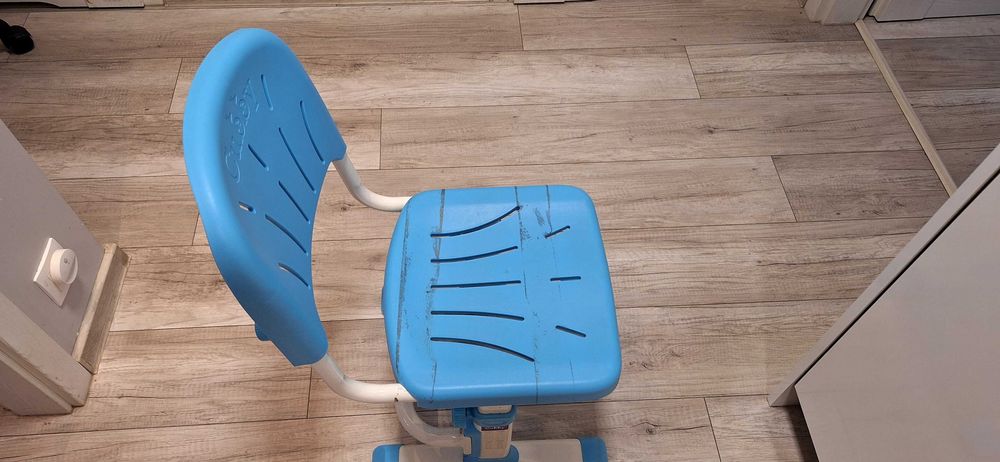 Biurko regulowane i krzesło cubby