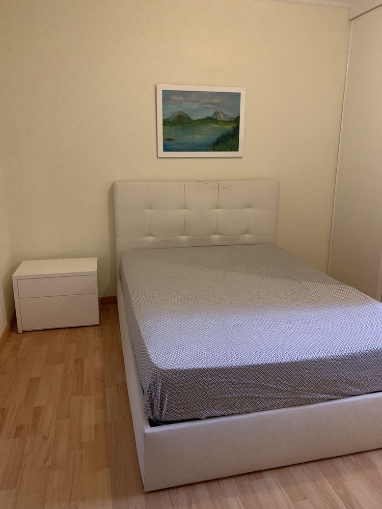 Cama de casal com sommier (sem colchão) em bom estado