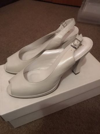 Sapatos brancos de noiva em pele - 38 M. Fátima Silva