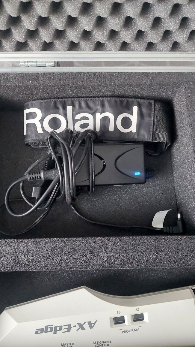 Roland AX Edge biały z futerałem