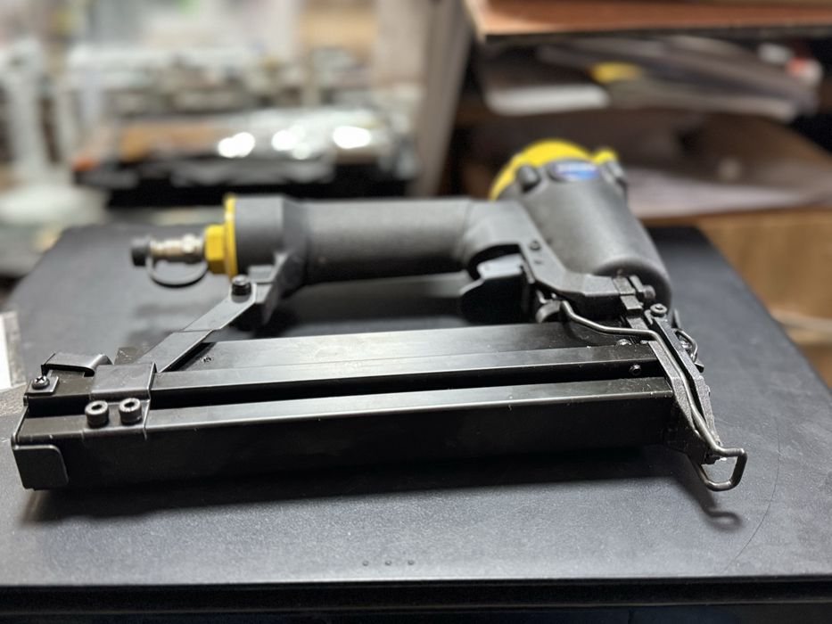 Степлер пневматичний