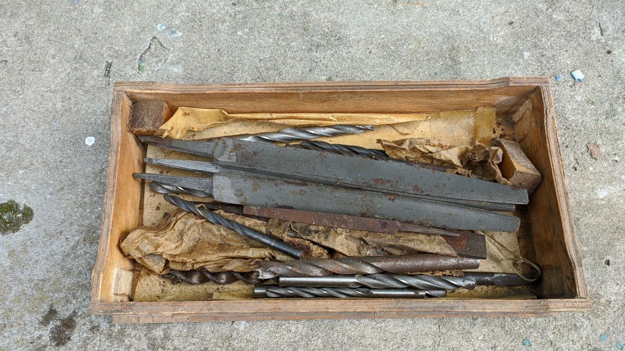 Старовинні інструменти склорізи напильники