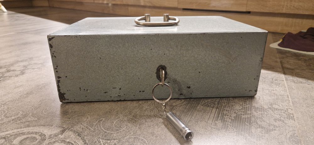 Kaseta metalowa na pieniądze