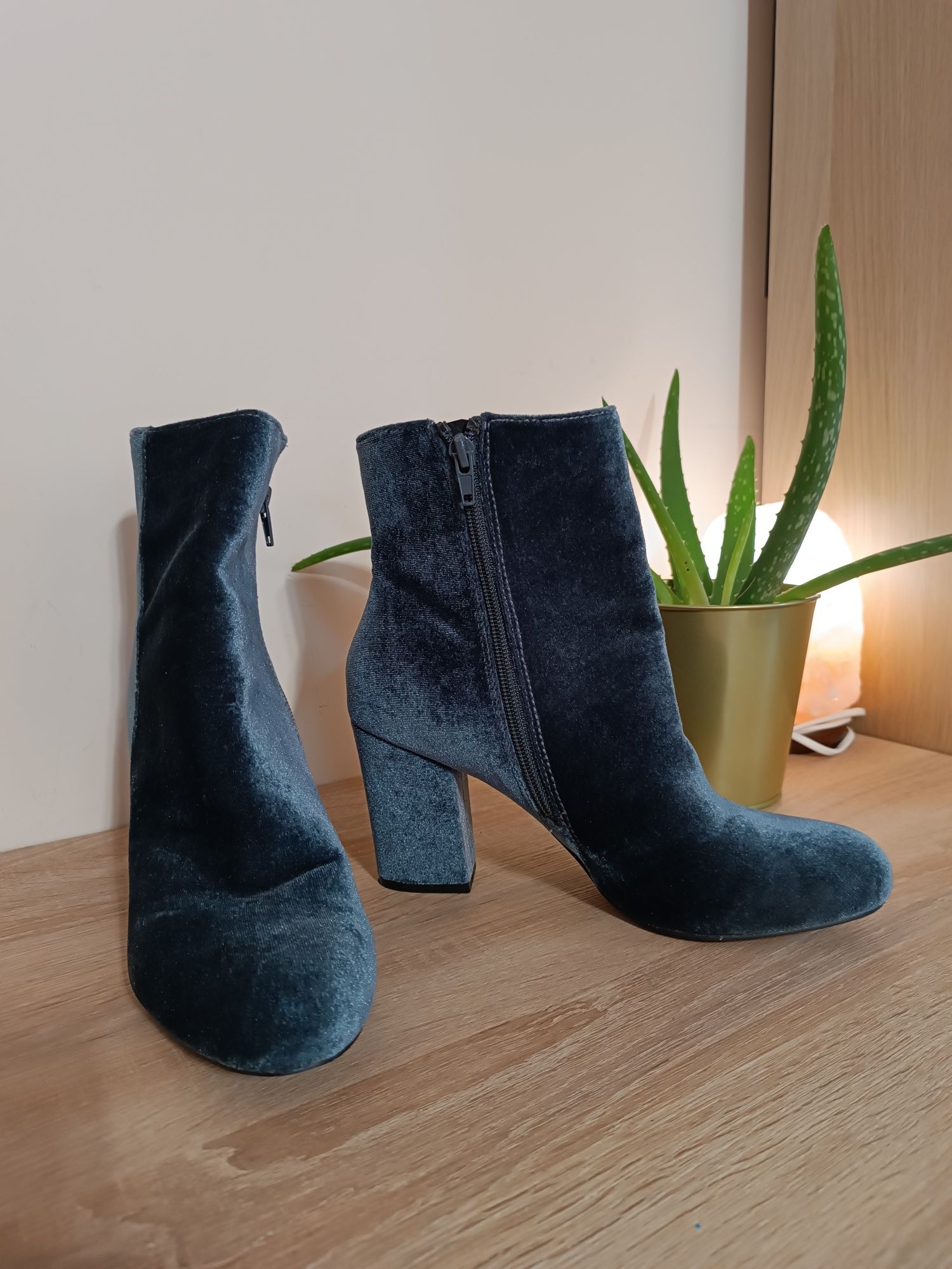 39 Bata 25,2 cm botki za kostkę szare aksamitne zamek słupek obcas