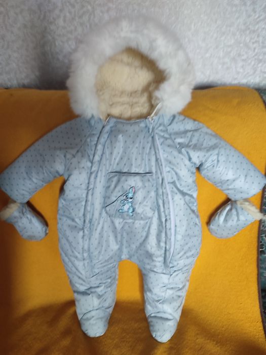 Продаю детский теплый костюм на пол года и ходунки.