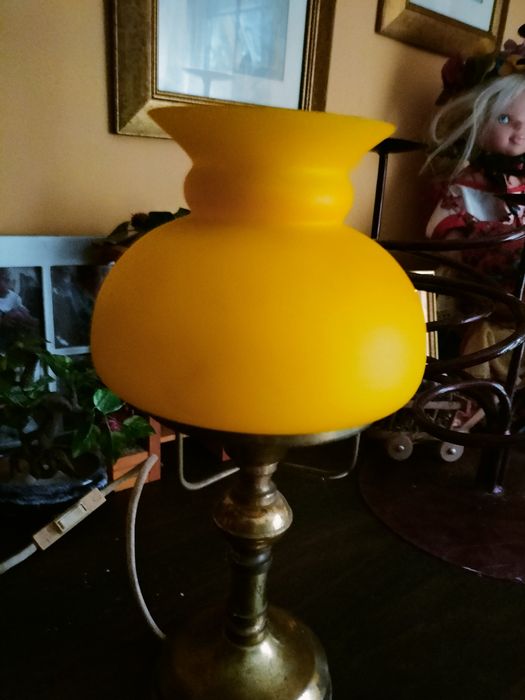Lampka mosiezna z żółtym kloszem
