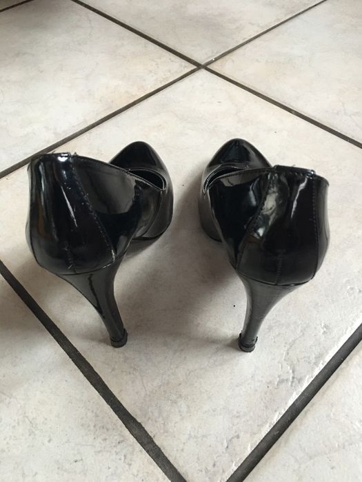 Lakierowane buty na obcasie Reserved roz37