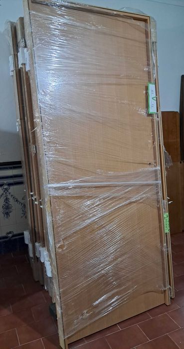 Lote de Portas Interiores Esq. e Dit. Novas e Puxadores em inox