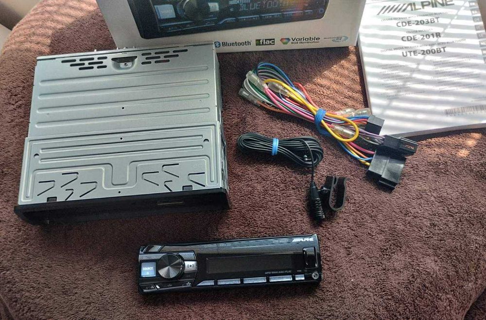 Автомагнитола Alpine UTE-201BT