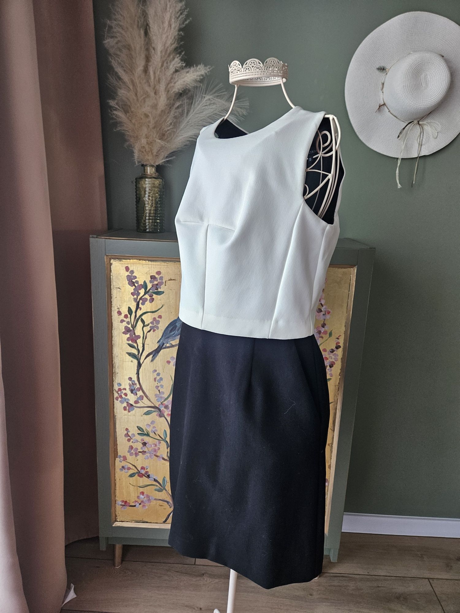 Elegancka czarno-biała sukienka damska Next Tailoring z ozdobnym tyłem