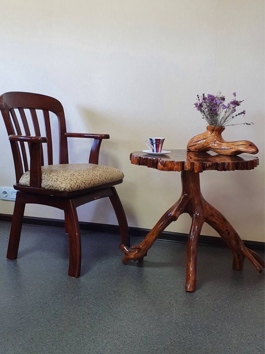 Кавовий стіл ручної роботи з дерева