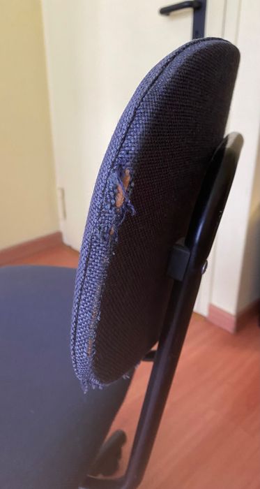Cadeira de escritório com rodas e rotativa