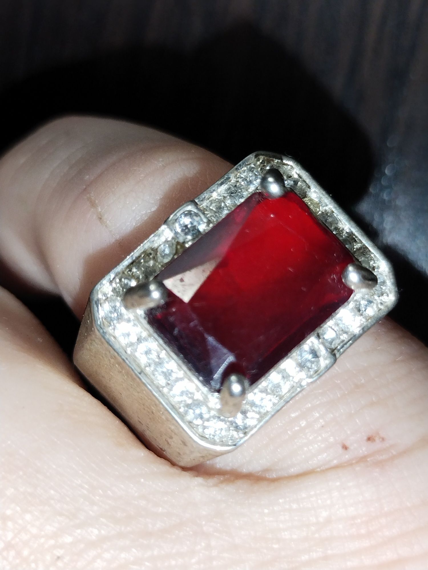 С красным камнем перстень или кольцо.