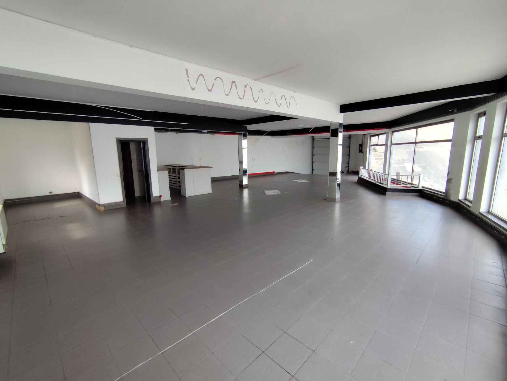Arrendo espaço garagem e loja