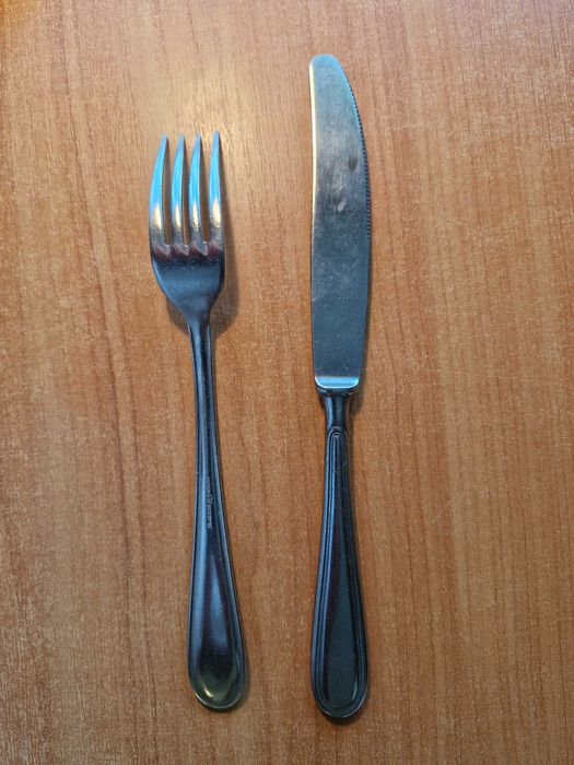 Sztućce  (nóż + widelec) 4 zestawy po 12 szt