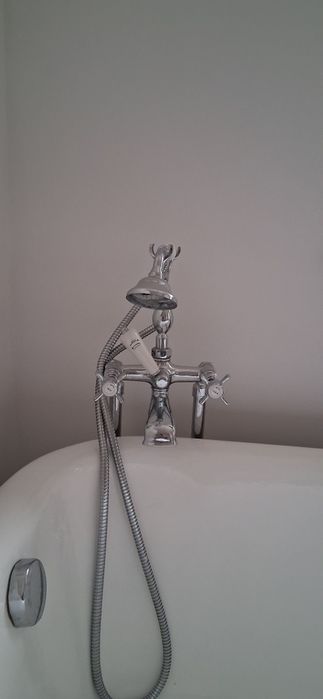 Banheira retro esmaltada com torneira de chão