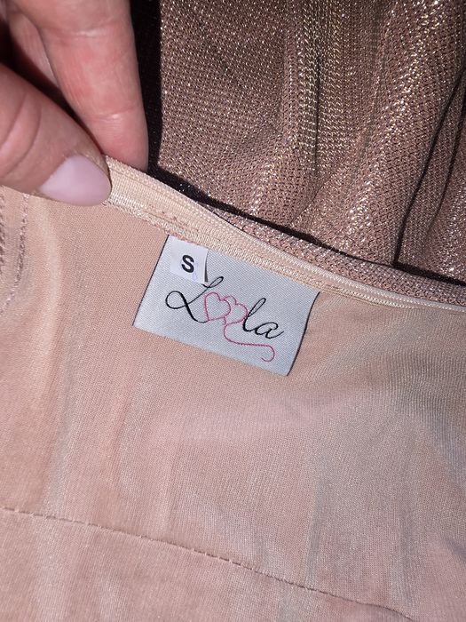 Loola, Nadine - Asymetryczna sukienka z szarfą i bufiastym rękawem