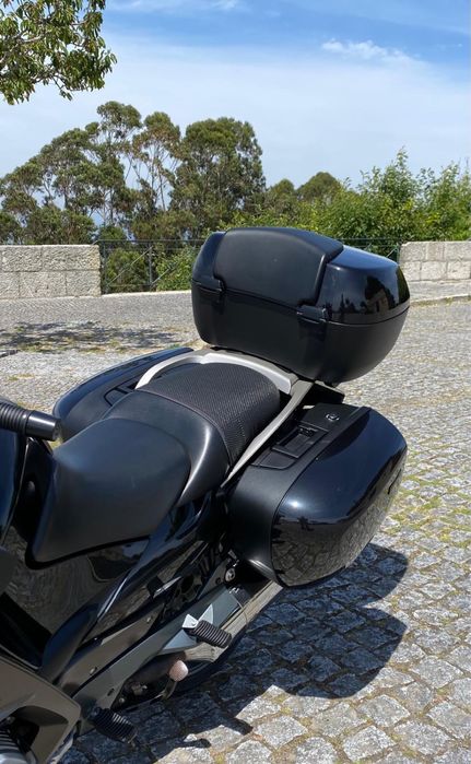 BMW R1200rt preta.