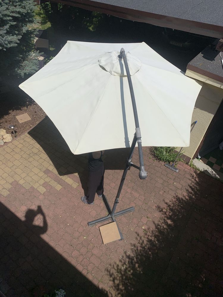 Duży parasol ogrodowy z podstawą