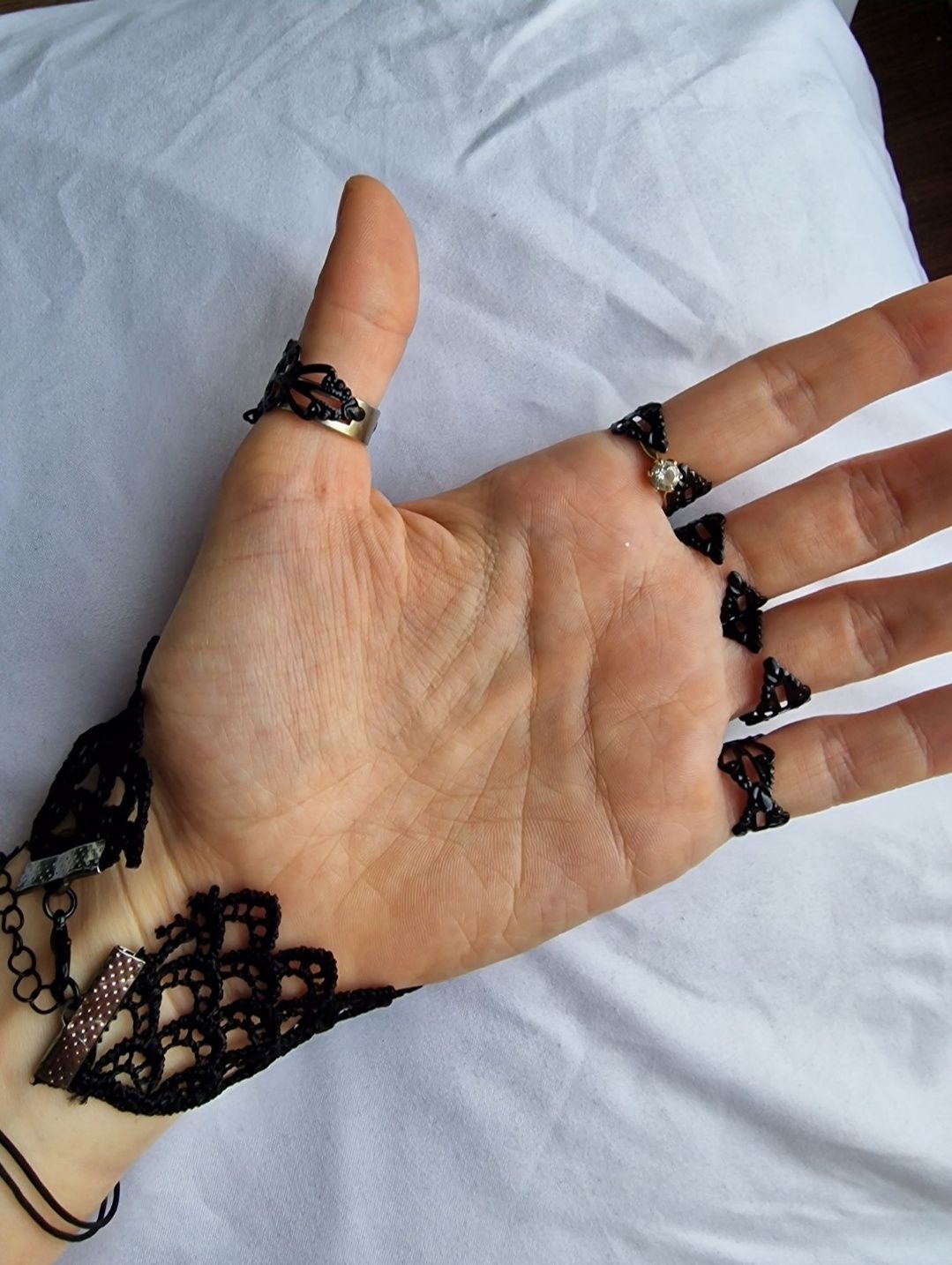 Koronkowa bransoletka zestaw pierścionków
czarna biżuteria na dtoń emo