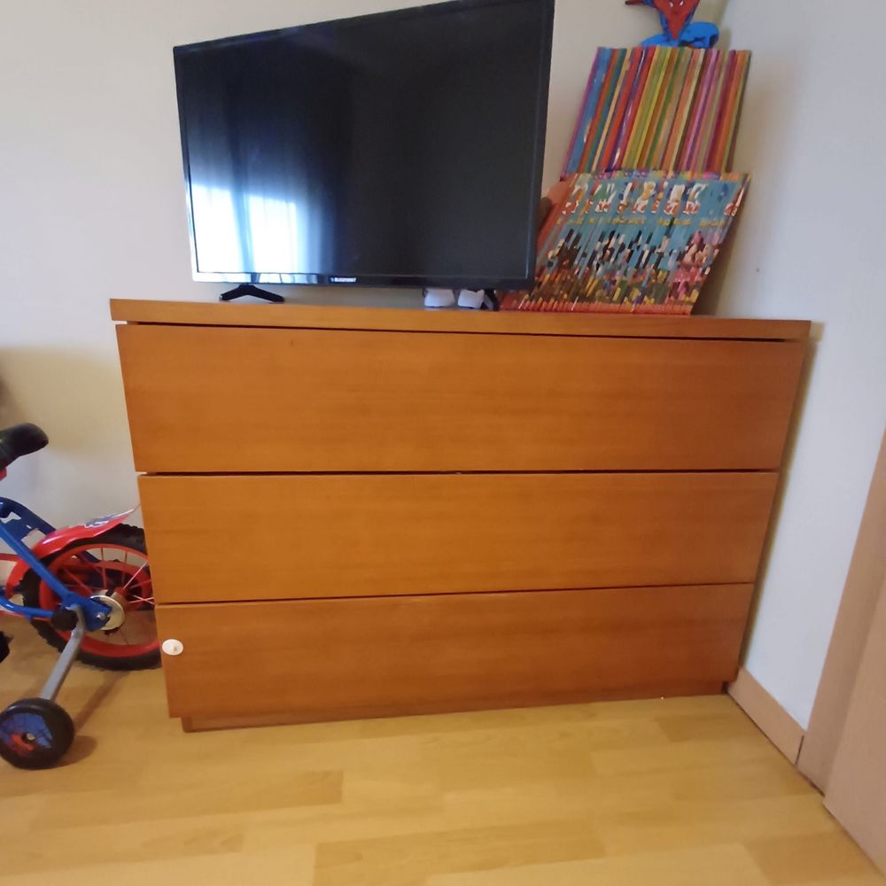 Cama com mesa de cabeceiras