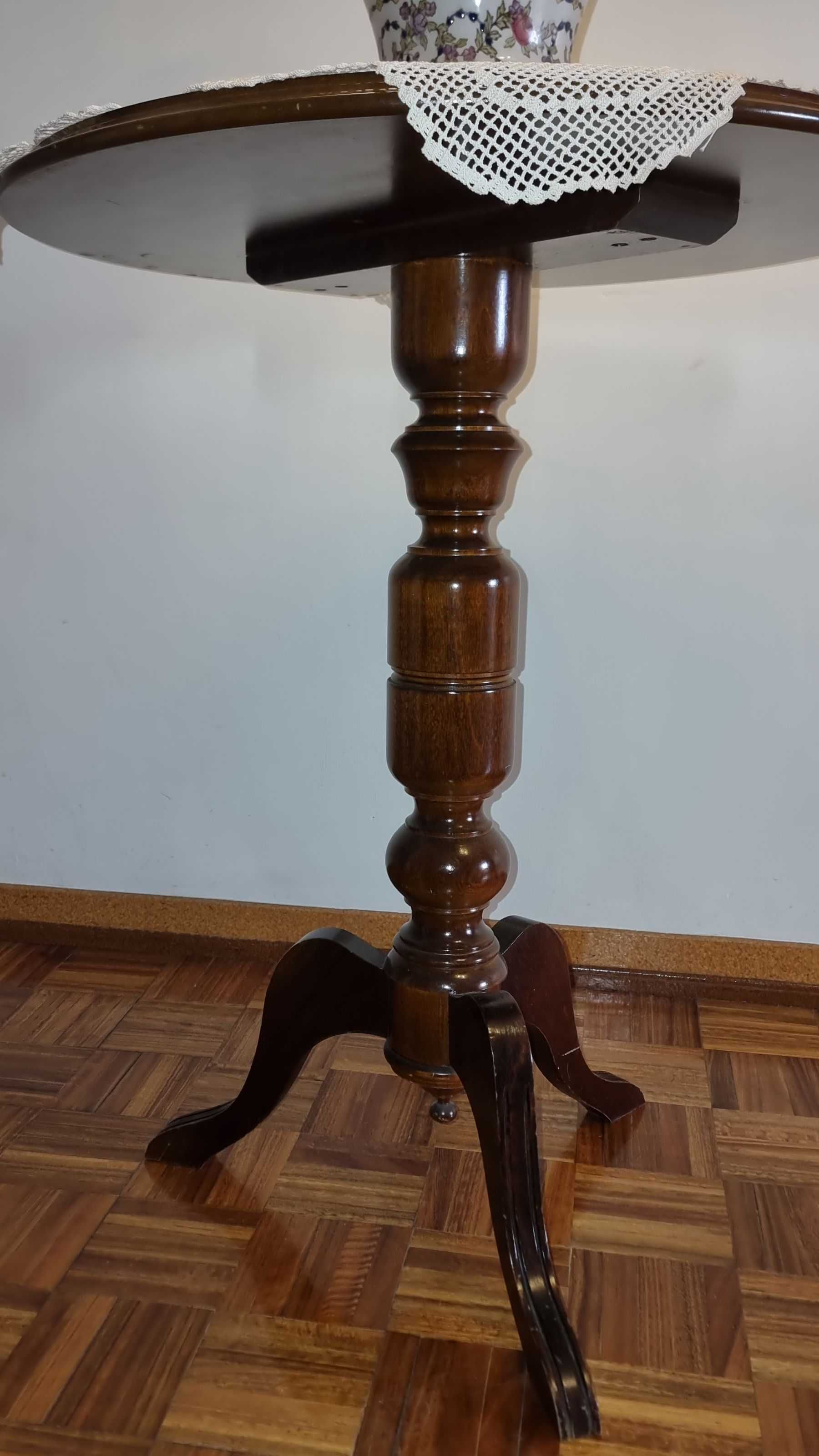 Mesinha redonda de madeira