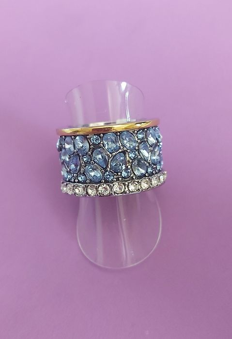 Anel bicolor, em aço, com zirconias e pedras de vidro azuis. T17