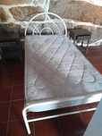Vendo cama de solteiro em bom estado ,vendo por falta de espaco