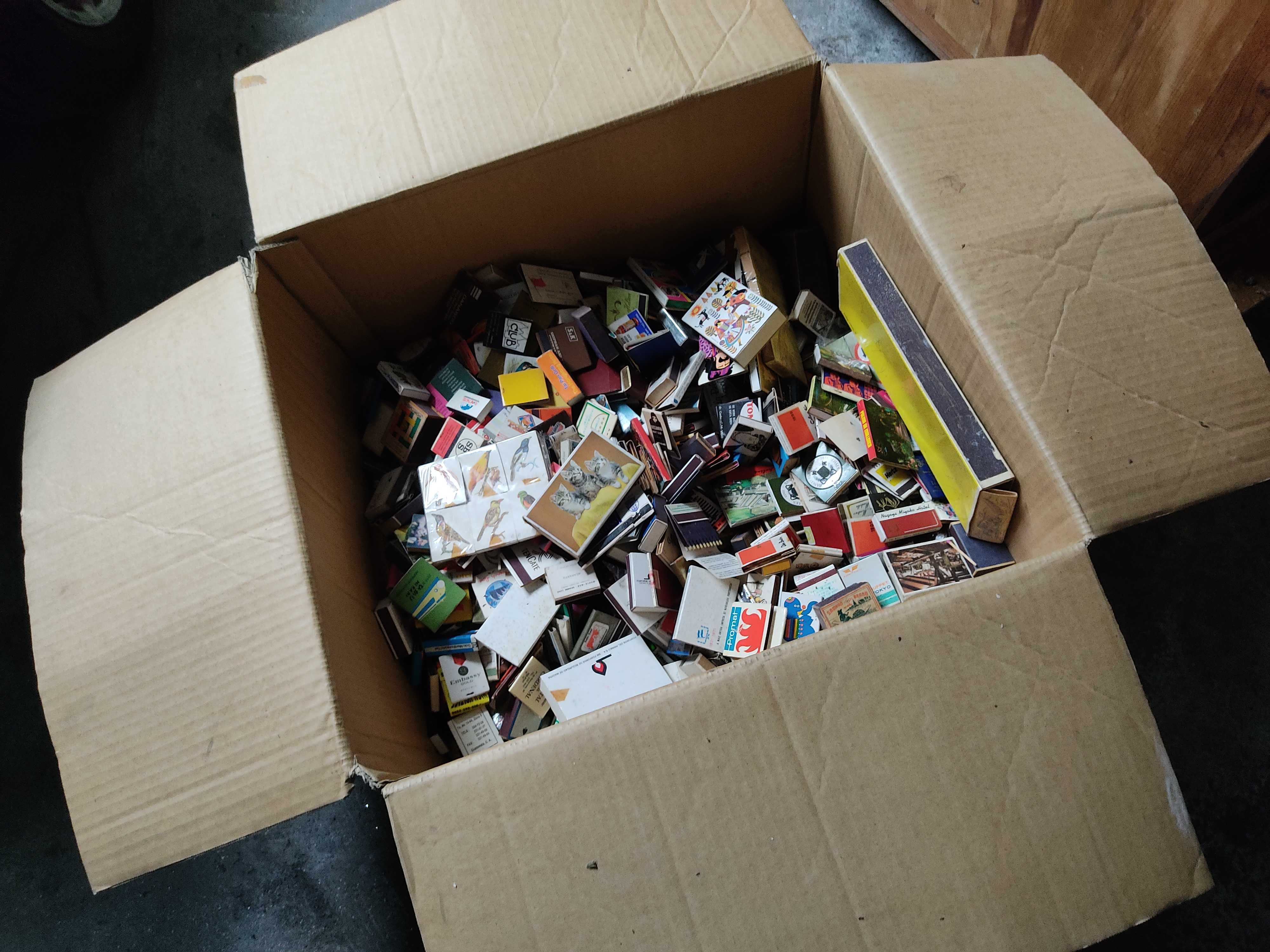 Coleção de centenas de caixas e carteiras de fósforos de vários países