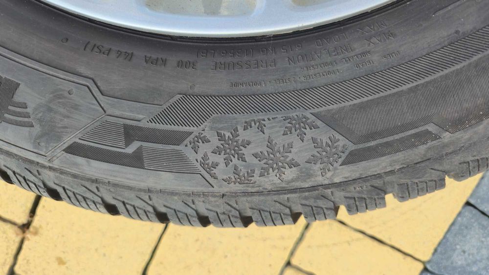 Sprzedam opony zimowe 195/65 R15 na stalowych felgach