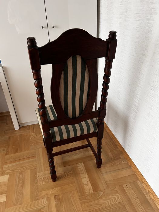 Dwanaście sztuk krzeseł retro