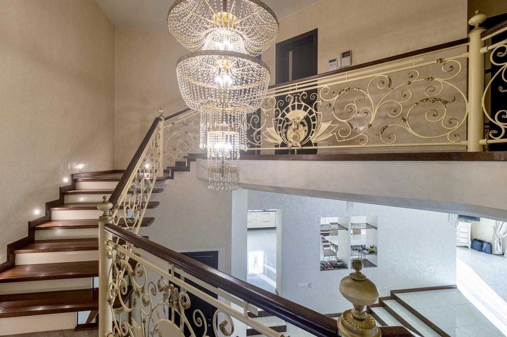 Продаж розкішного будинку, Винники