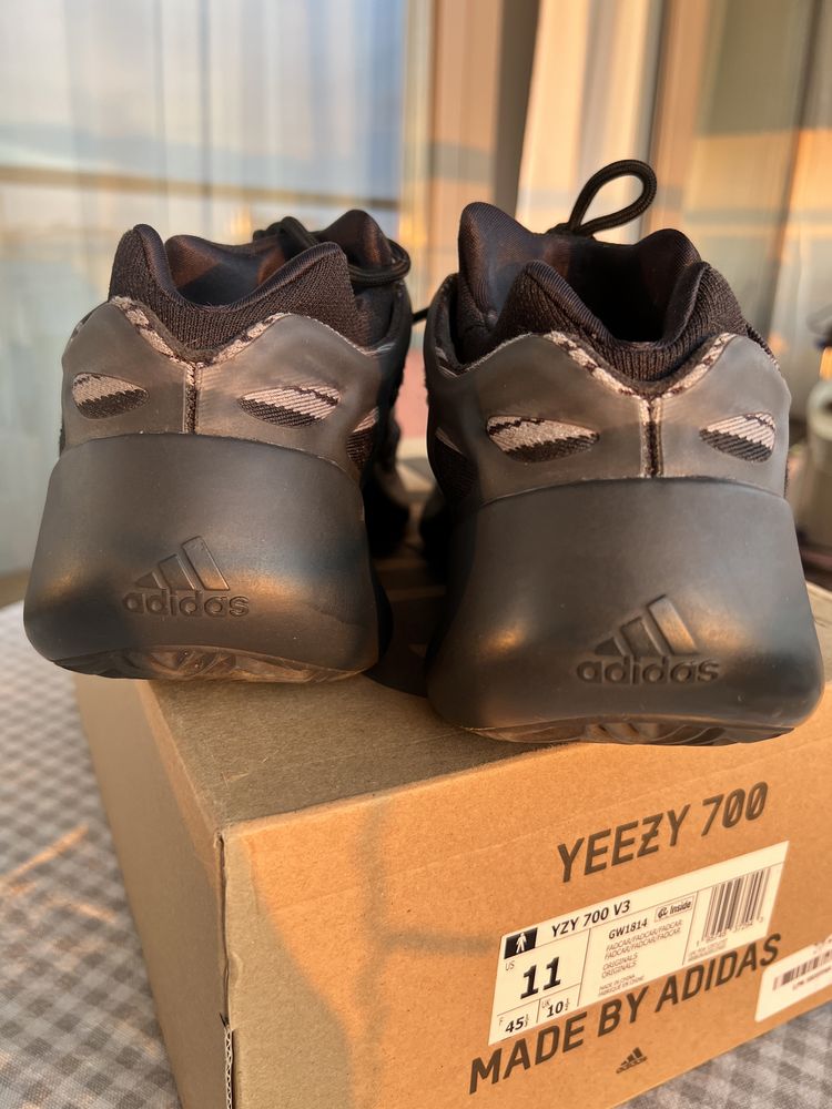 Оригінальні  чоловічі кросівки adidas Yeezy 700