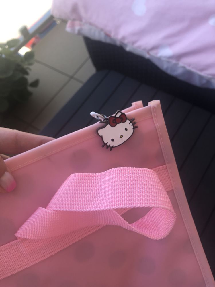 Śliczna rozowa kosnetyczka Hello Kitty