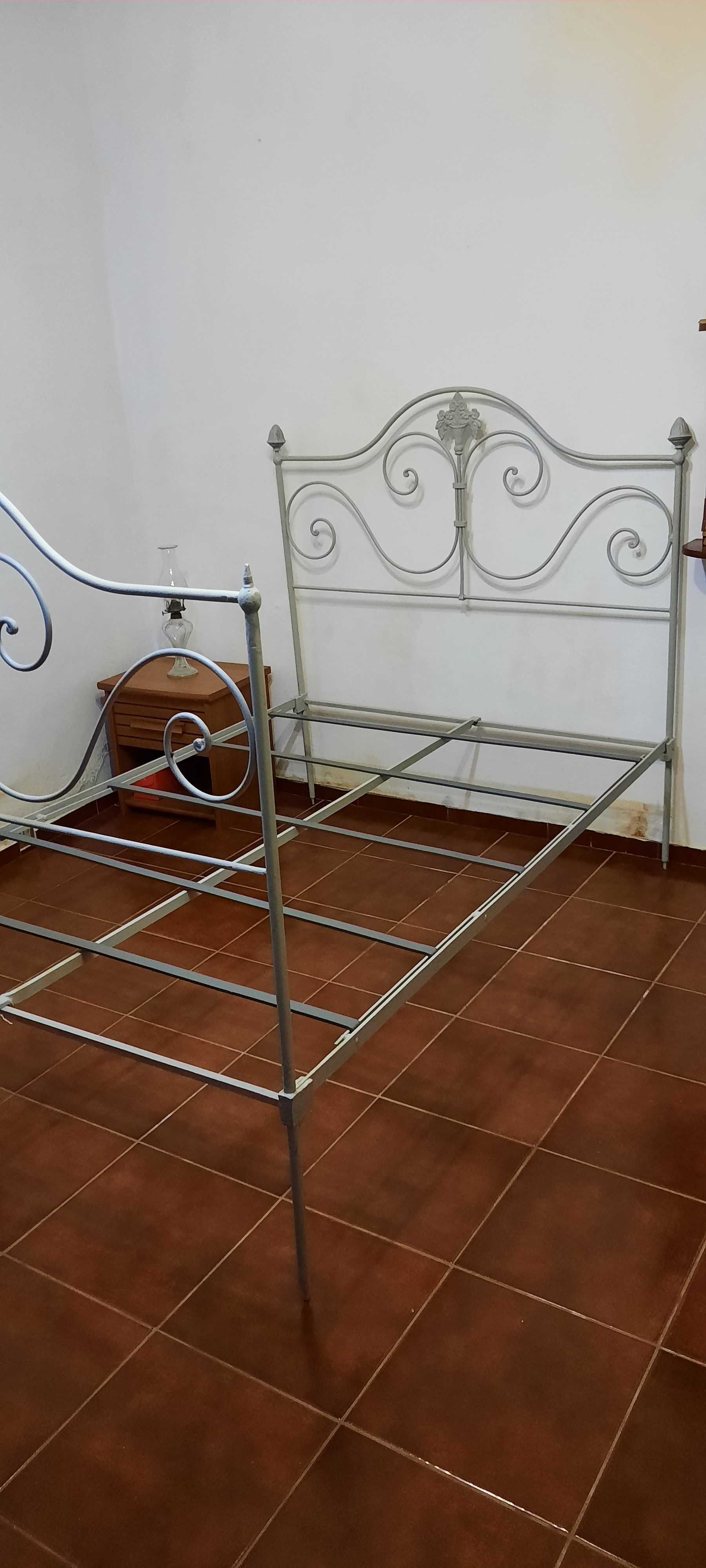 Cama em ferro com 1,80 x 1,20 m