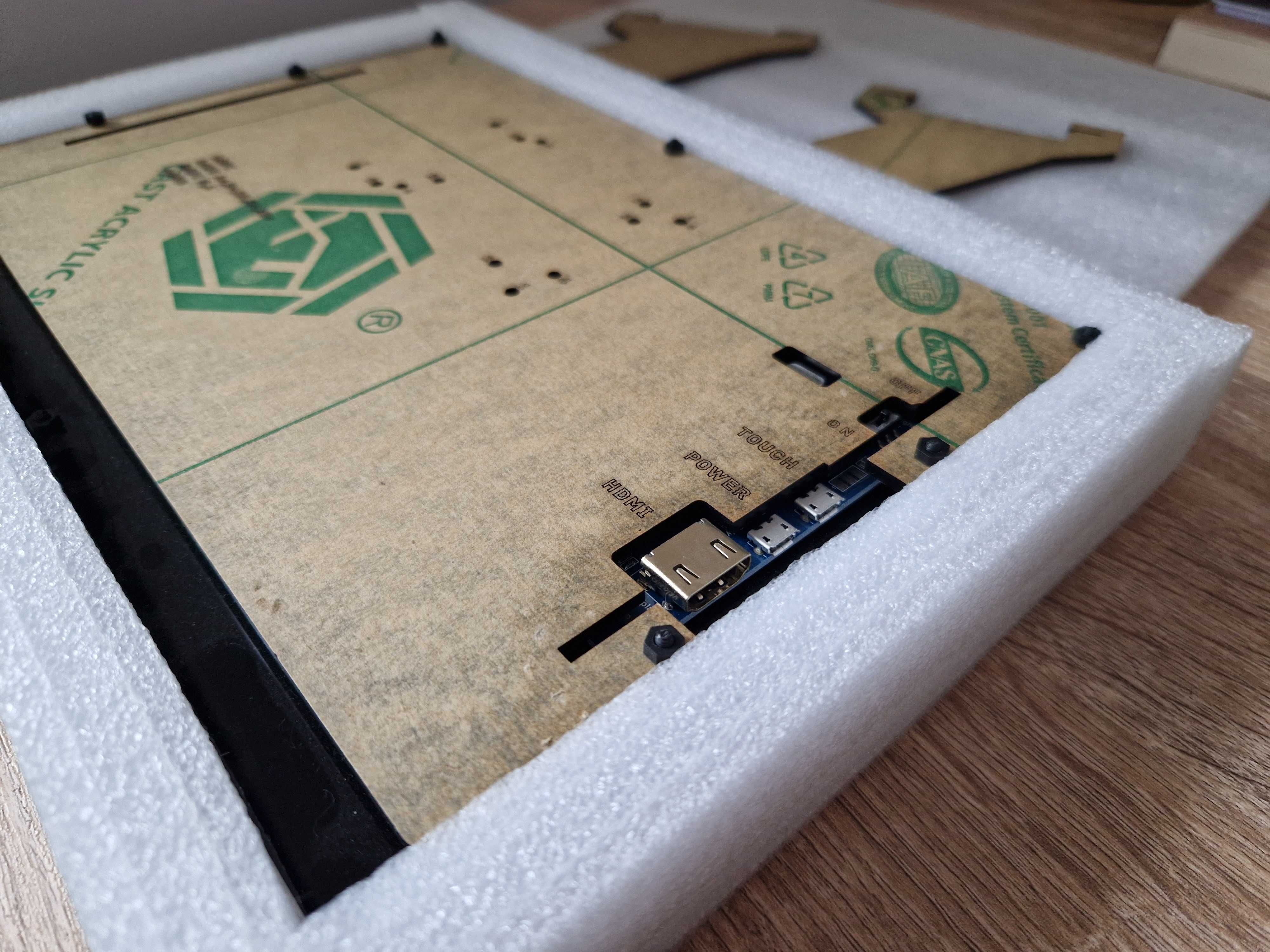 Ekran dotykowy LCD IPS 10,1" dla Raspberry Pi z obudową