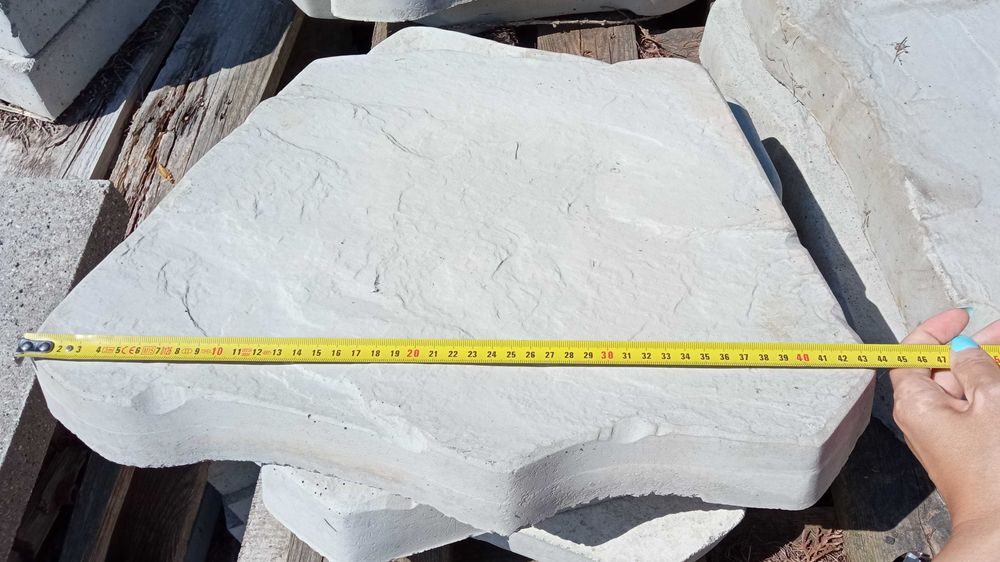 Nieregularne płytki z betonu, płyty piaskowce na ścieżki