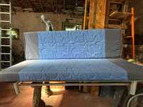 Cama sofá azul usada
