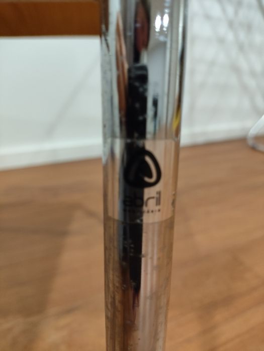 Cadeira em madeira, forrada a pele, pés em inox